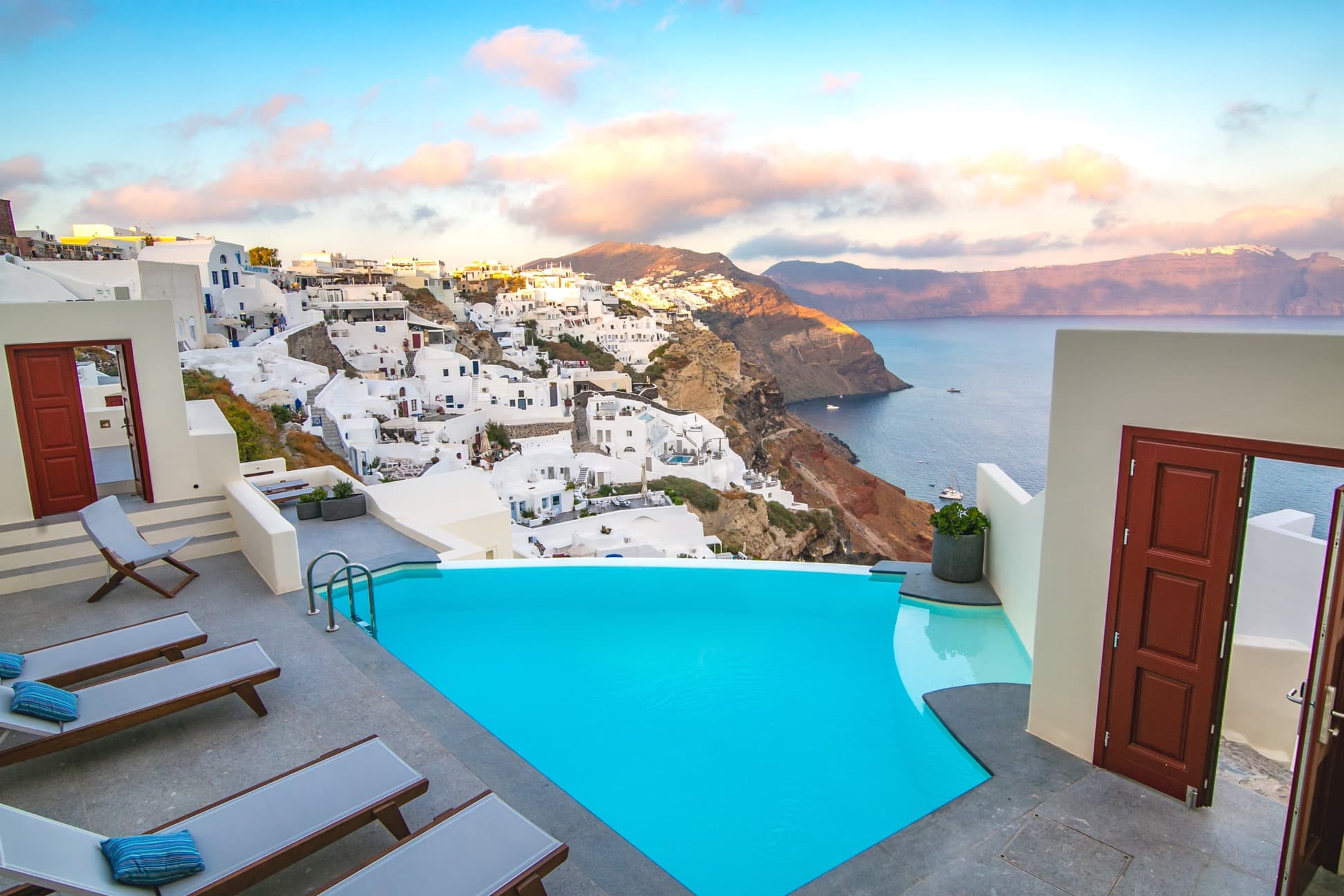 Aloia Villas in Oia overlooking the Santorini caldera